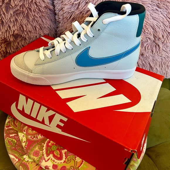 Nike Blazer Mid ‘77 (GS) - big kids size 6Y; (cm=24) women’s sizing in photos - Picture 6 of 14